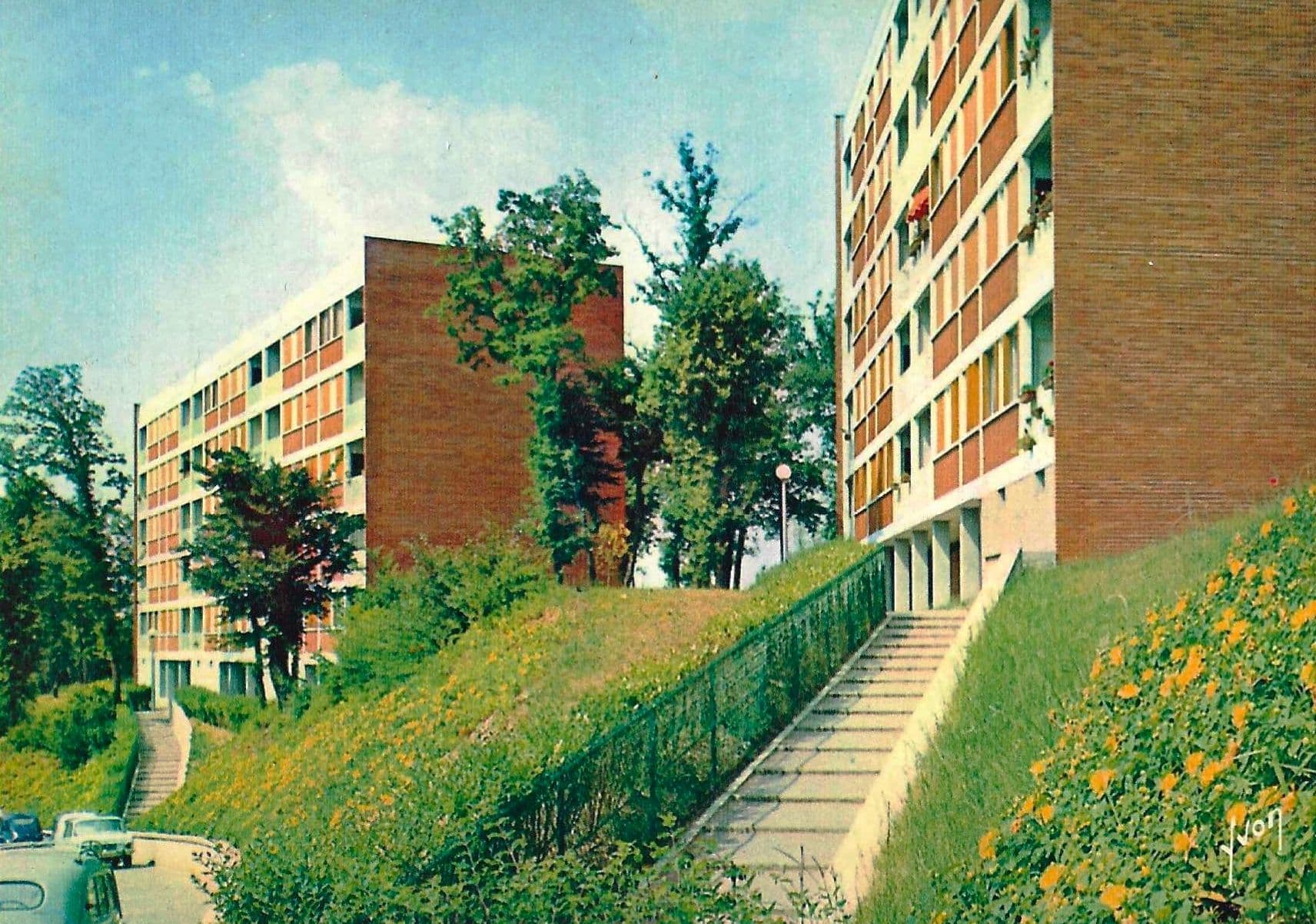 Bâtiments situés rue des Sources